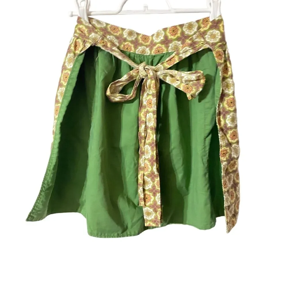 #5749 Womens Green and Tan Half Apron with Pocket